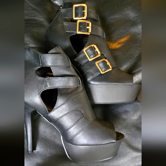 Body Central Shoes - Body Central Black Platform Heels with Gold Buckles sz7.5